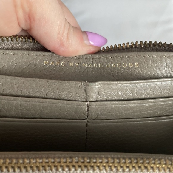 Marc By Marc Jacobs Tan Beige Zippered Long Wallet Pebbled Leather Gold Plate - Picture 12 of 13
